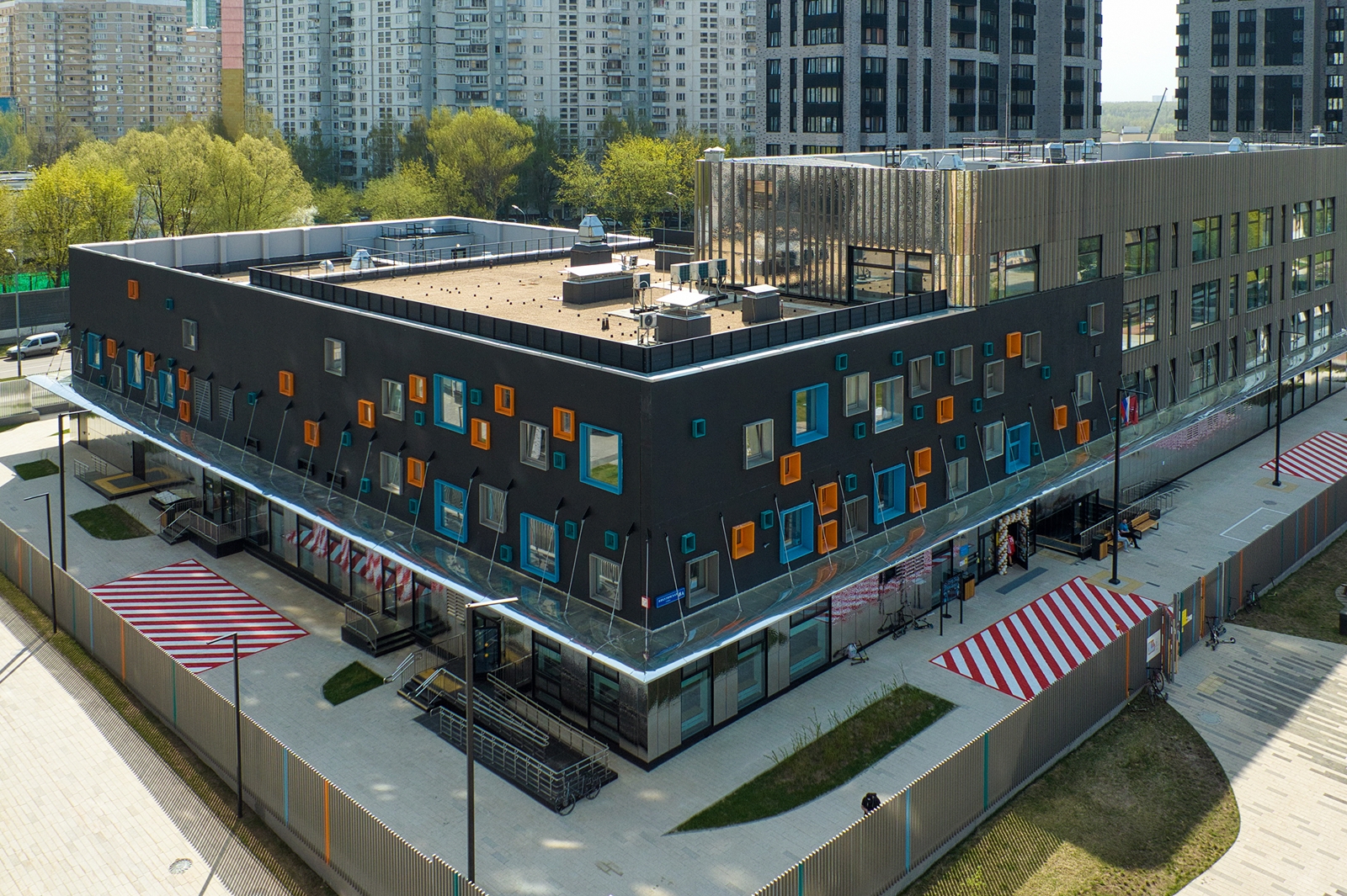 Главный вид школы №1329